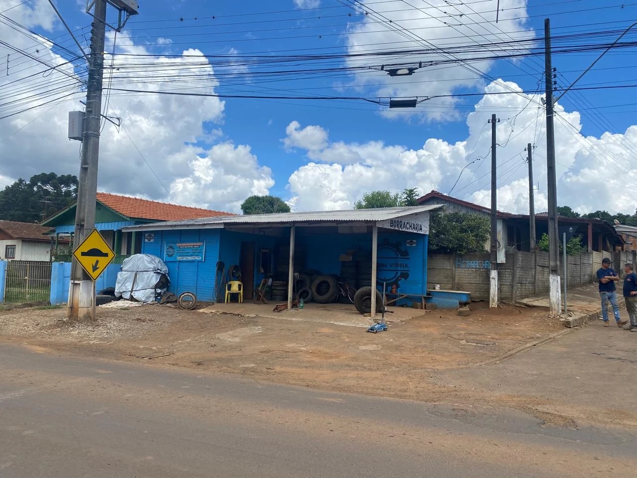 Fachada real da Borracharia Vitória em Pinhão